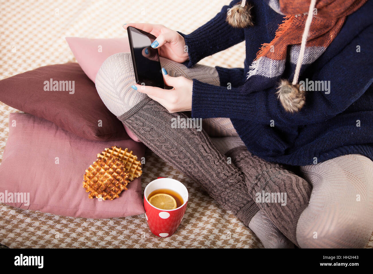 Close up of women's hands holding cell téléphone avec copie vierge d'éboulis de l'espace pour votre publicité message texte ou le contenu promotionnel, hipster girl regardant la vidéo sur téléphone mobile pendant pause café Banque D'Images