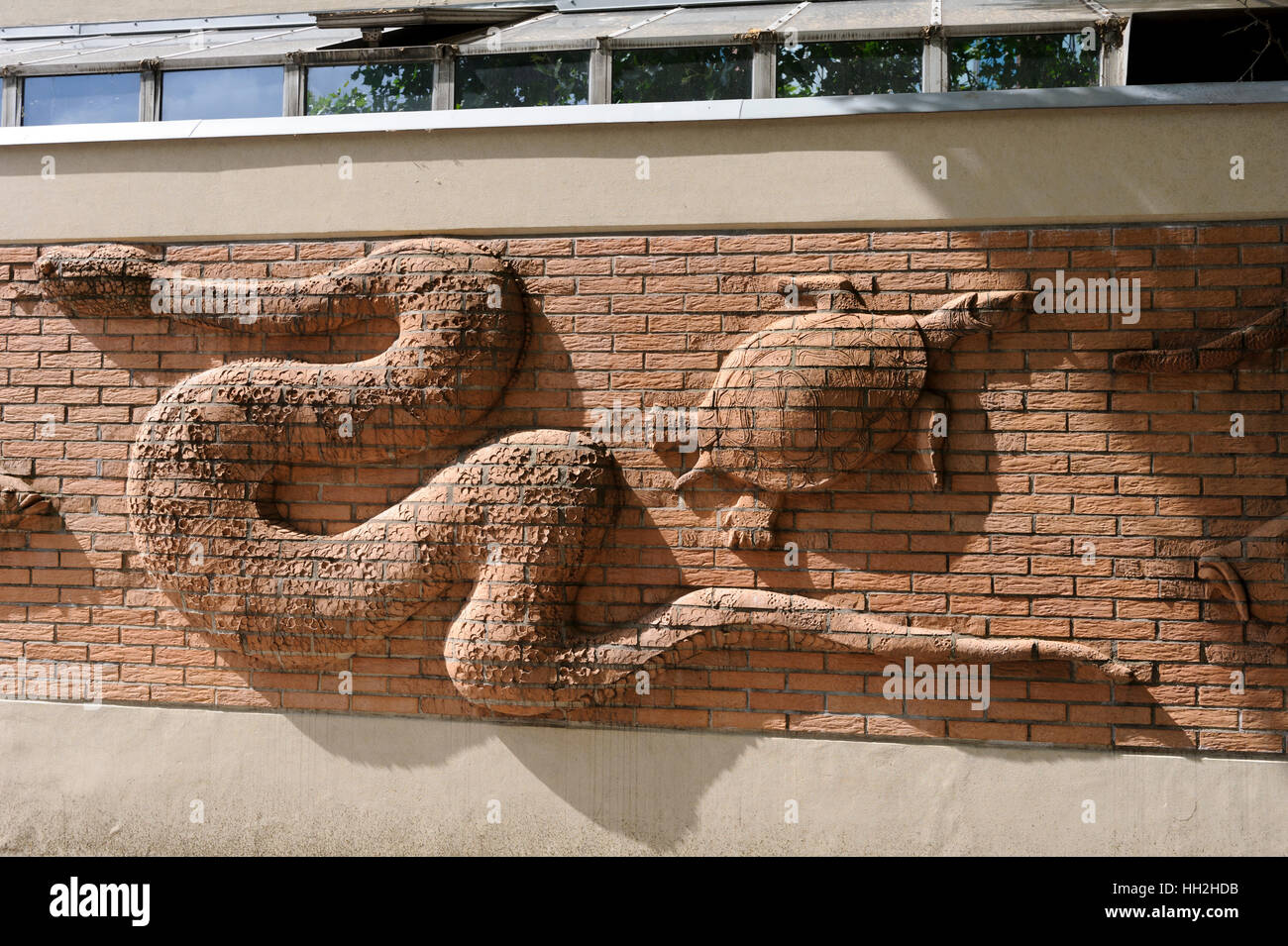 Une illustration d'un serpent et tortue sur l'extérieur de l'Aquarium de Berlin, Allemagne. Banque D'Images