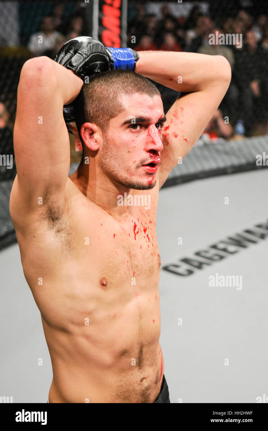 Cage de MMA fighter couvert de sang après avoir pris un coup de poing à son nez, le casser dans le processus. Banque D'Images