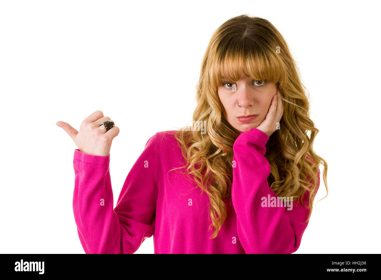 Blonde woman gesturing concernés avec le pouce Banque D'Images