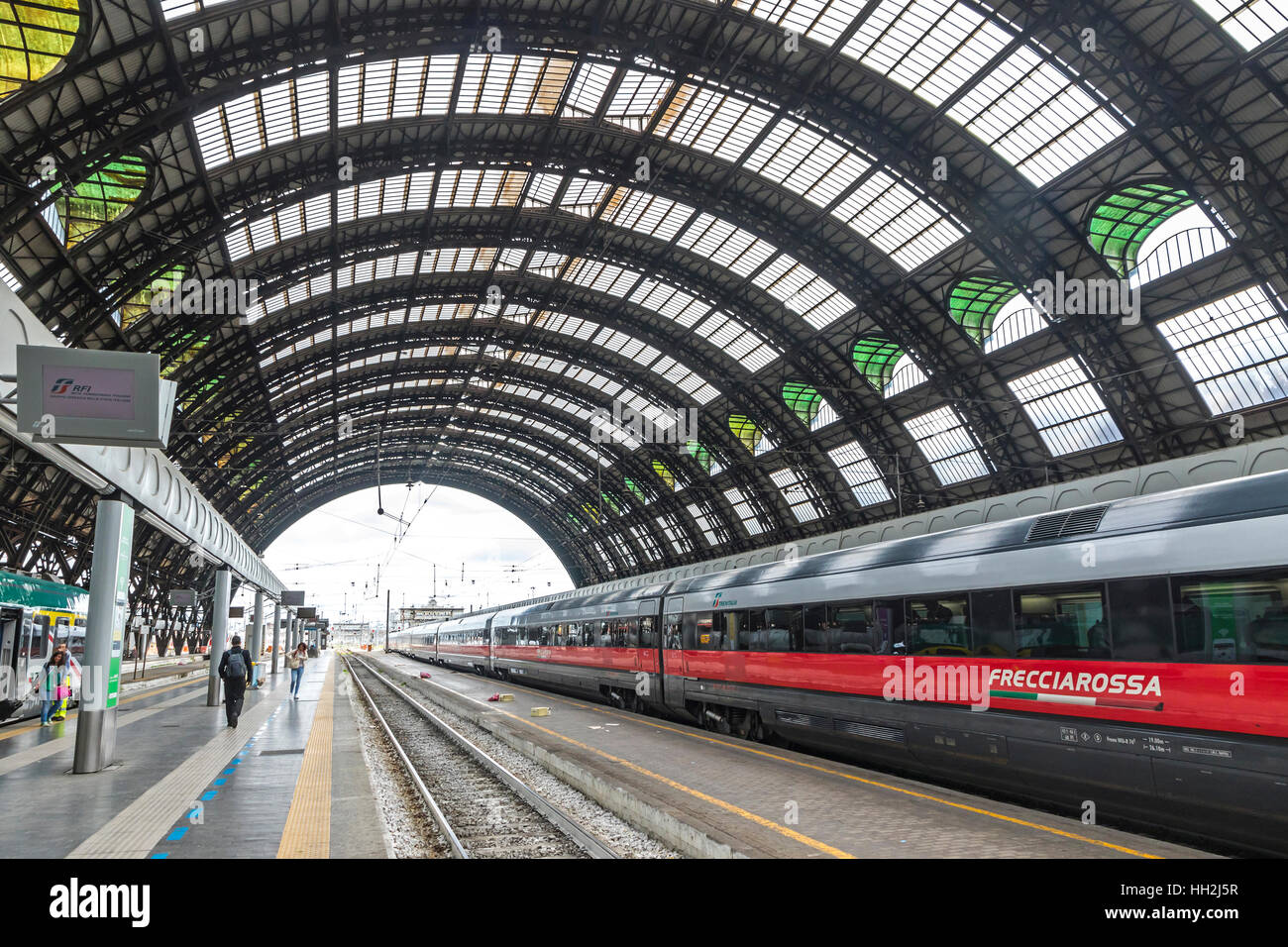 Train à grande vitesse dans la gare centrale de Milan (Milano Centrale), Italie Banque D'Images