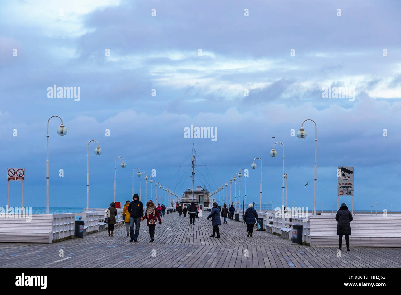 Personnes marchant sur un quai (Molo) dans la ville de Sopot, Pologne Banque D'Images