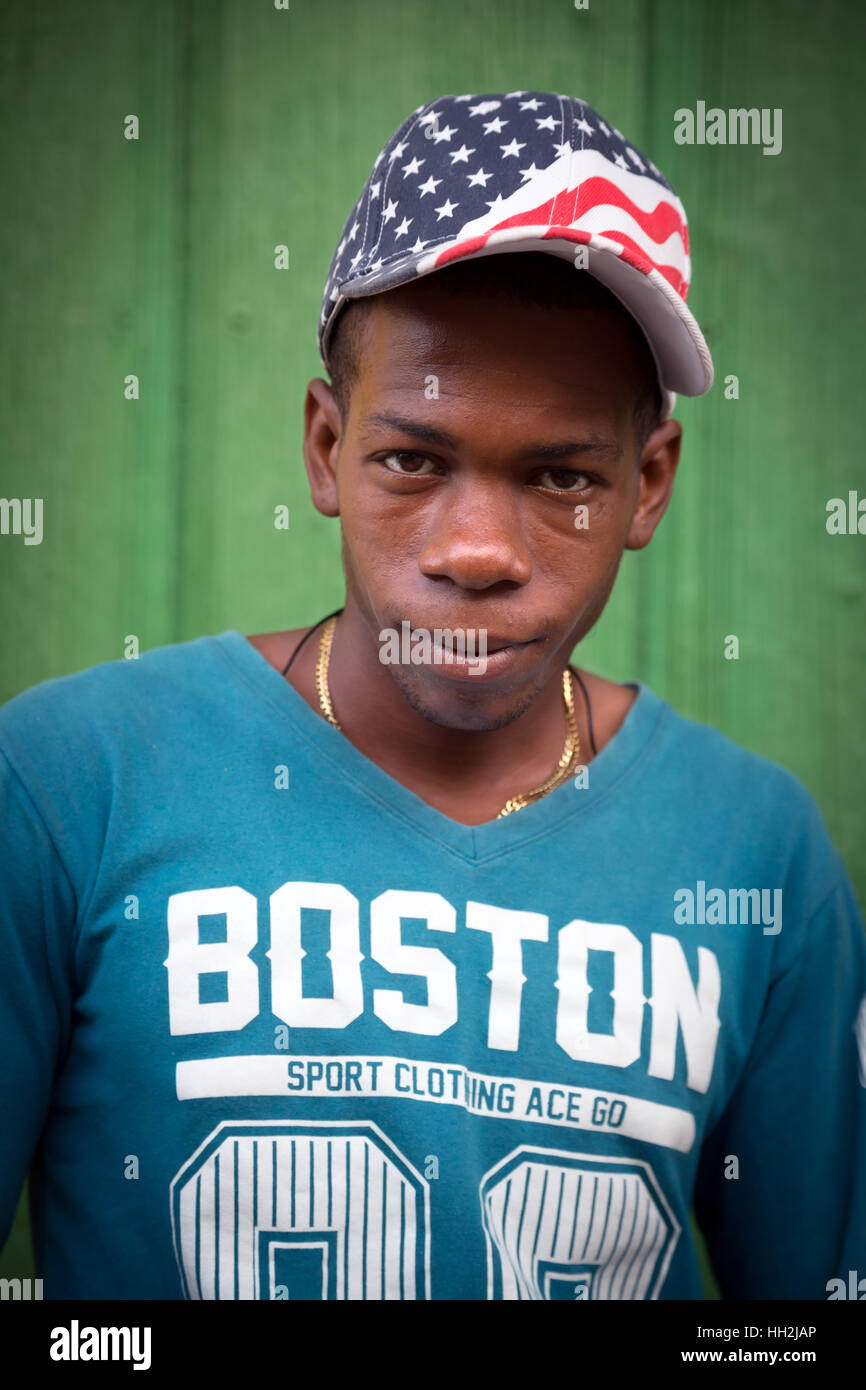 Portrait de l'homme cubains à Cuba avec un Boston court t Banque D'Images