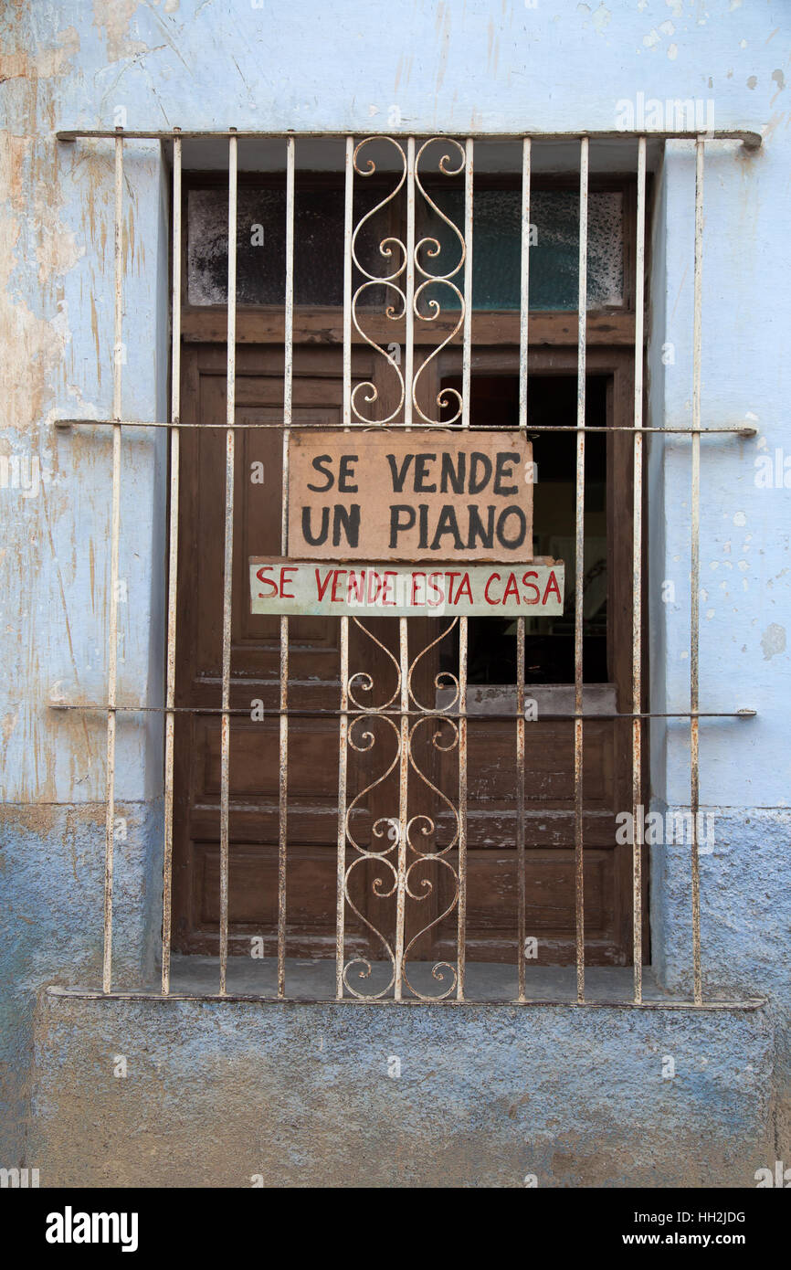 Cuba - conseil annonçant le piano et maison à vendre en langue espagnole Banque D'Images