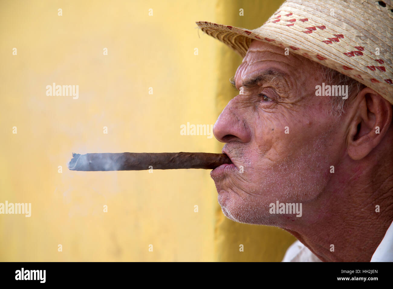 Portrait d'une femme fumeurs de cigares cohiba de La Havane, Cuba Banque D'Images