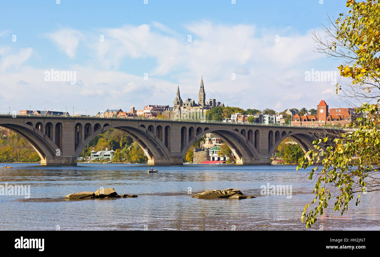 Activités récréatives de l'eau sur la rivière Potomac, près de Key Bridge à la fin de l'automne. Banque D'Images