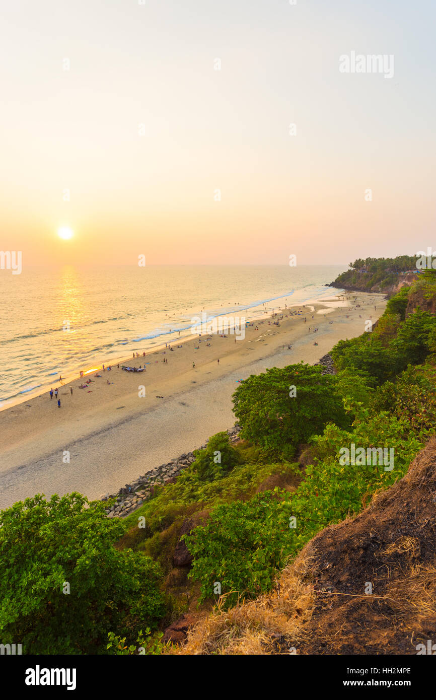 Portrait de touristes sur la plage et l'océan au cours de soir coucher de soleil comme horizon des approches de Varkala, Kerala, Inde Banque D'Images