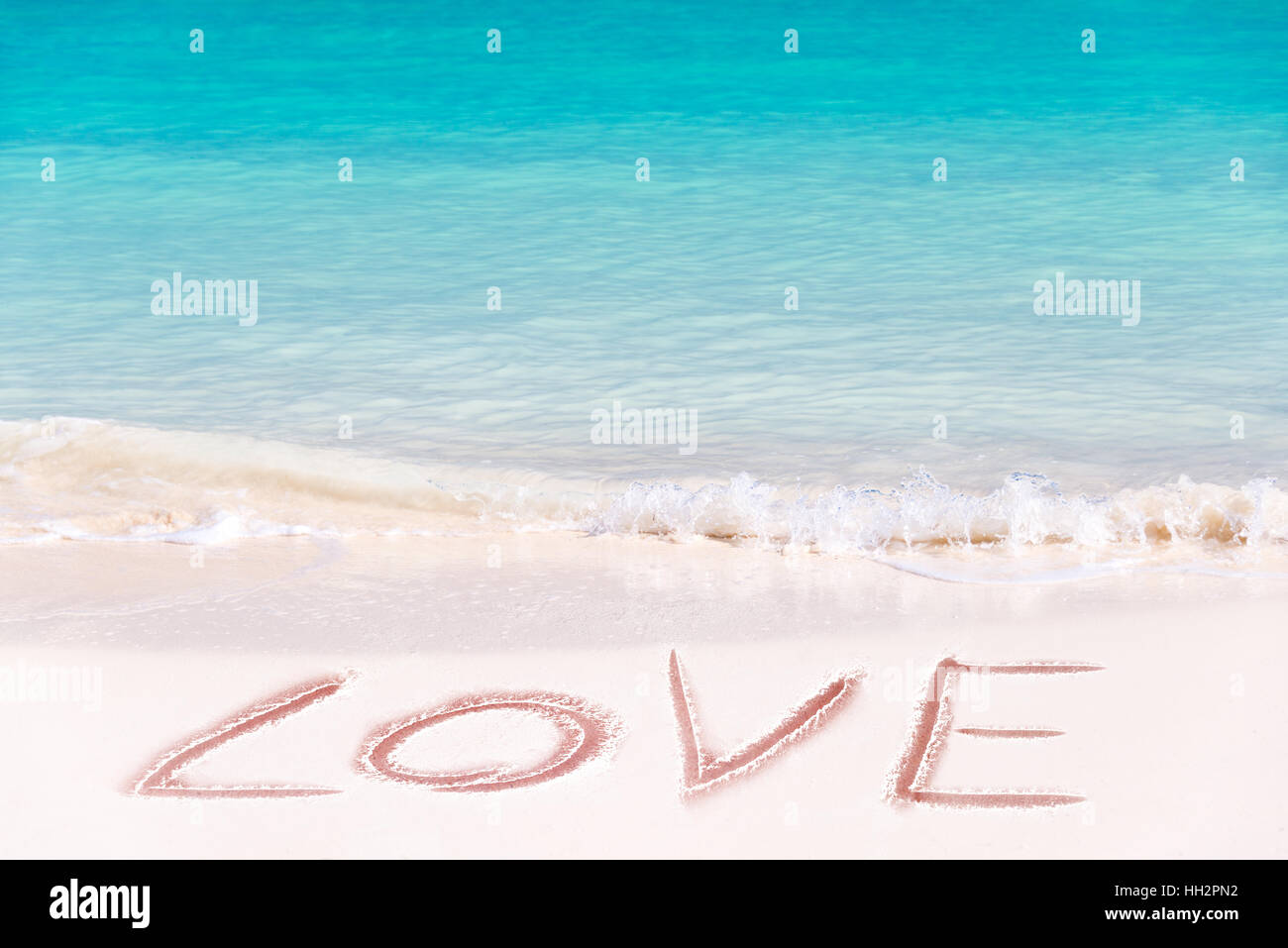 Amour écrit sur le sable blanc d'une plage idyllique Banque D'Images