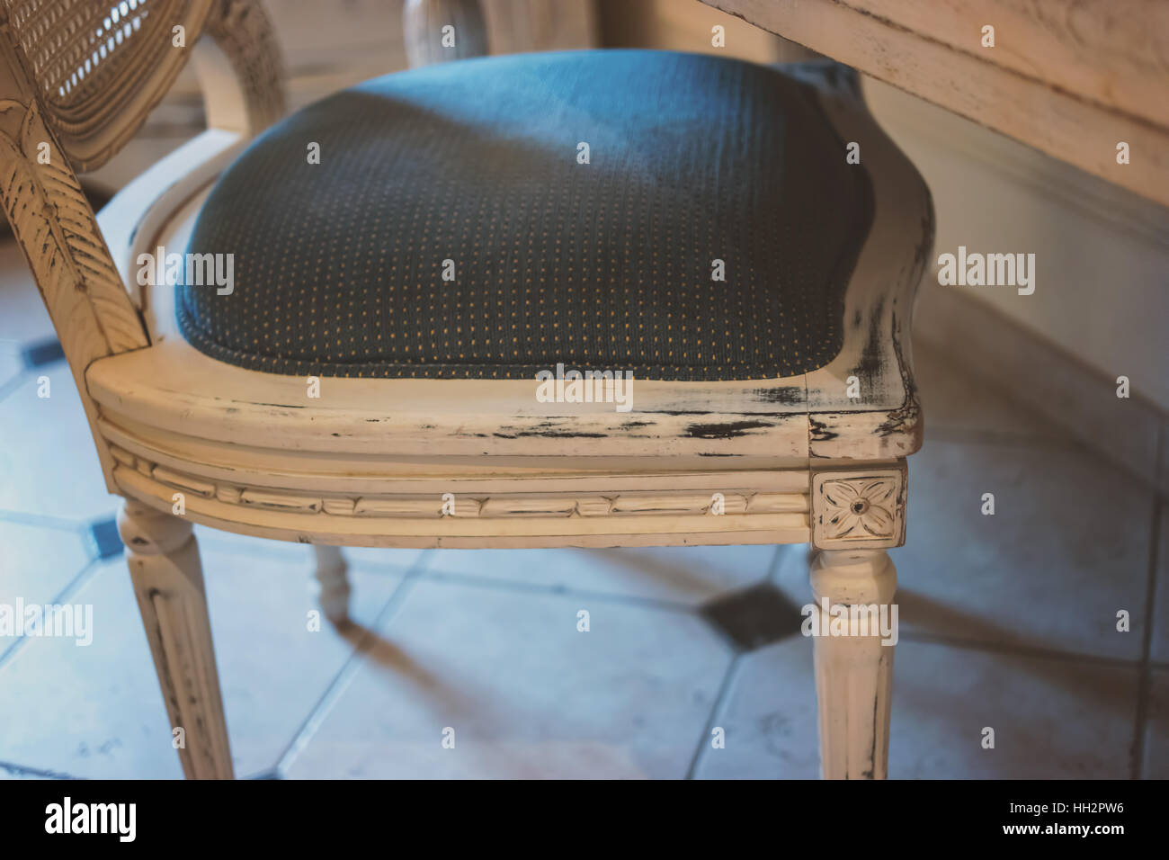 Chaise en bois avec coussin doux. Banque D'Images