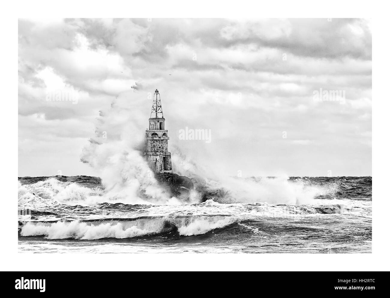 Jour nuageux orageux. Ciel dramatique et des vagues énormes au phare Banque D'Images