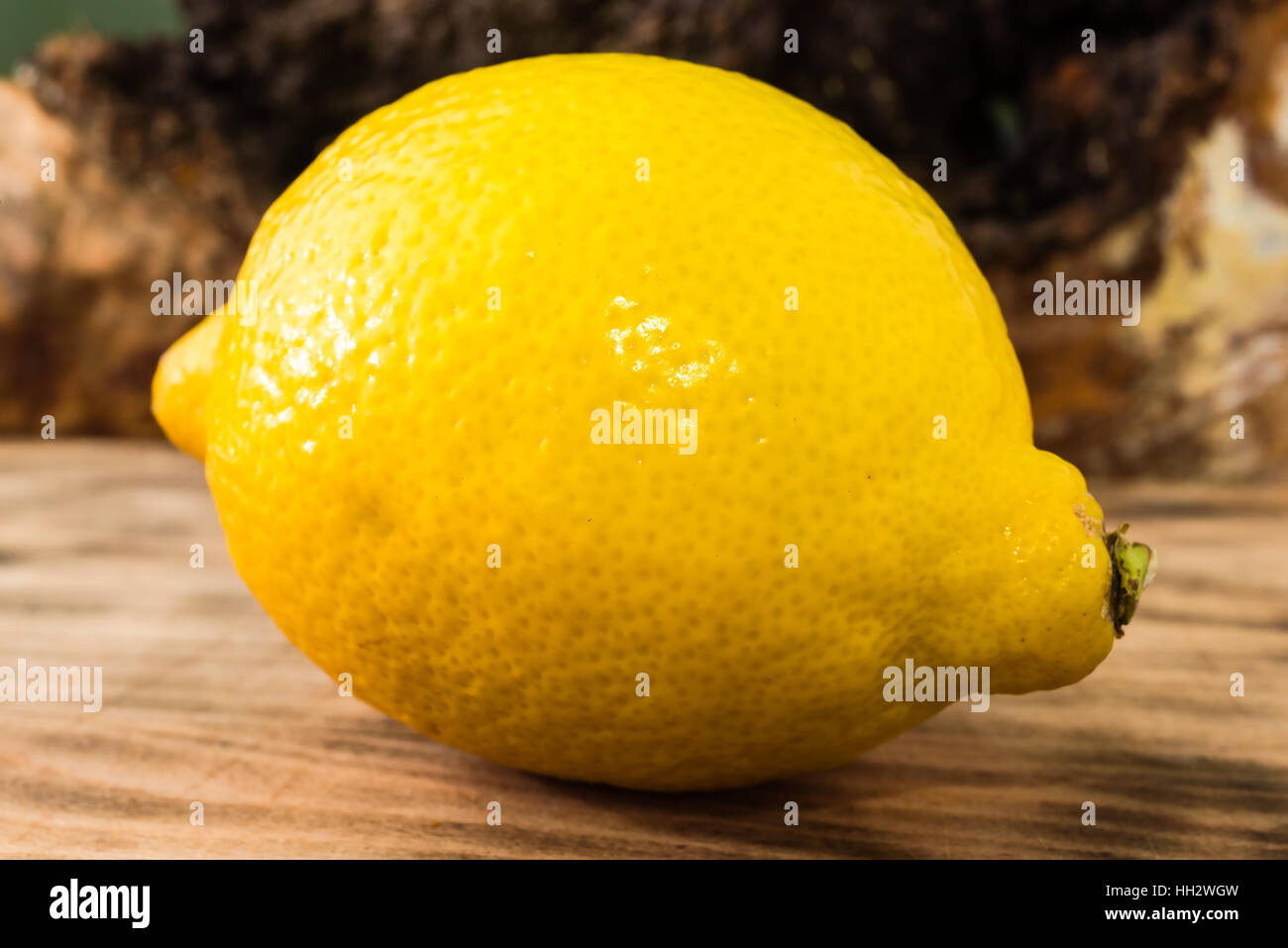 Sharp et citron aigre sur planche à découper en bois. Banque D'Images