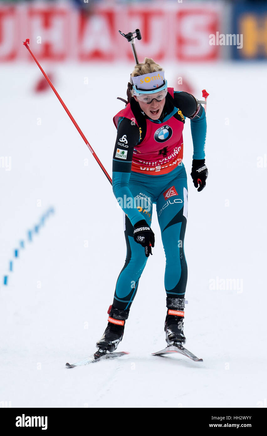 Inzell, Allemagne. 15 Jan, 2017. La biathlète Marie Dorin Habert de France passe la ligne d'arrivée pendant le 10km poursuite de la Coupe du monde à l'arène Chiemgau à Ruhpolding, Allemagne, 15 janvier 2017. Makarainen a gagné en face de Koukalova et Dorin-Habert. Photo : Sven Hoppe/dpa/Alamy Live News Banque D'Images