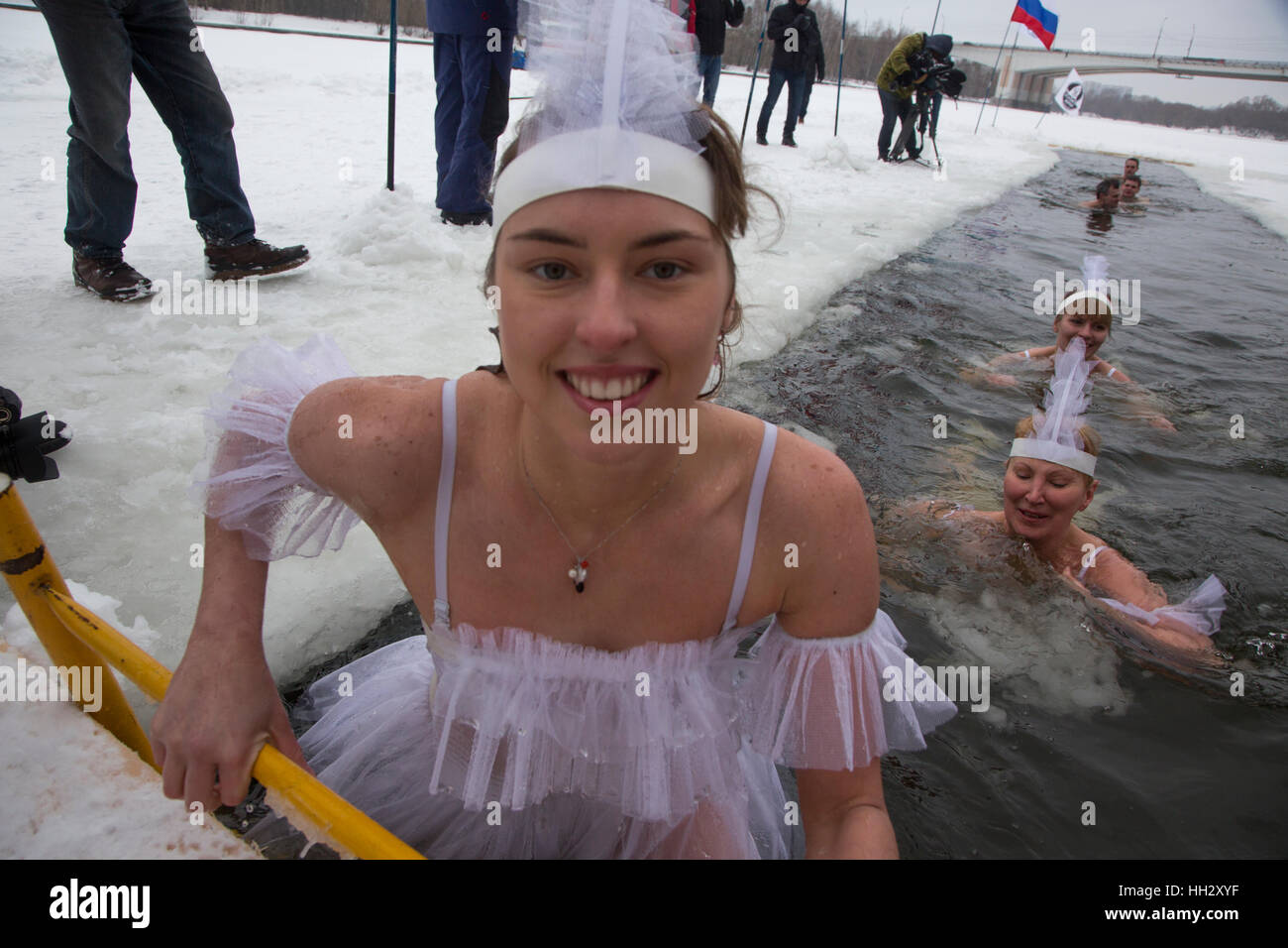 Moscou, Russie. 15 janvier, 2017. Les membres du club de natation d'hiver les morses Capital participer participer à des compétitions de natation dans le trou de glace à Moscou, Russie Banque D'Images