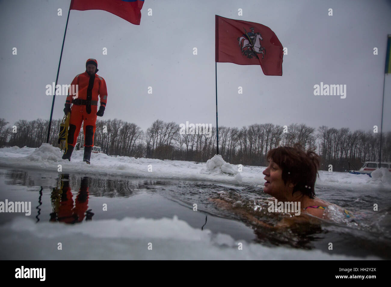 Moscou, Russie. 15 janvier, 2017. Les membres du club de natation d'hiver les morses Capital participer participer à des compétitions de natation dans le trou de glace à Moscou, Russie Banque D'Images