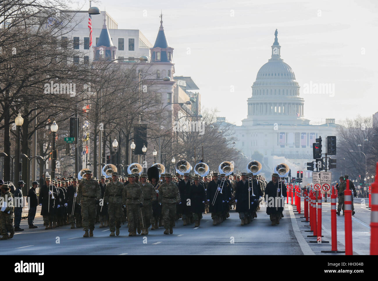 Washington, D.C., USA. 15 janvier, 2017. Les membres du personnel de l'armée des États-Unis en mars Élément Pennsylvania Avenue pendant la répétition générale du ministère de la Défense pour la 58e cérémonie d'investiture présidentielle à Washington D.C., Donald Trump seront assermentés à titre de la 45e Président des Etats-Unis le 20 janvier. Credit : Planetpix/Alamy Live News Banque D'Images