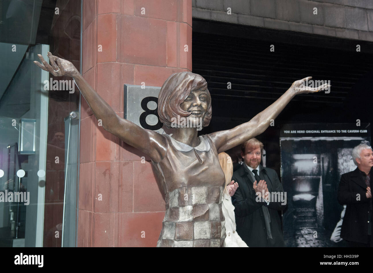 Liverpool, Royaume-Uni. 16 janvier 2017. Artiste, Emma Rodgers, assiste à l'inauguration d'une sculpture en bronze, elle a créé de Liverpool et le chanteur star, Cilla Black, en dehors de la Cavern Club à Matthew Street, Liverpool. Coïncidant avec le 60e anniversaire du Cavern Club, la statue a été commandée par ses trois fils, Robert, Ben et Jack Willis, et créés par des artistes Emma Rodgers et Andy Edwards, la statue a été donné à la ville de Liverpool. © Paul Warburton Banque D'Images