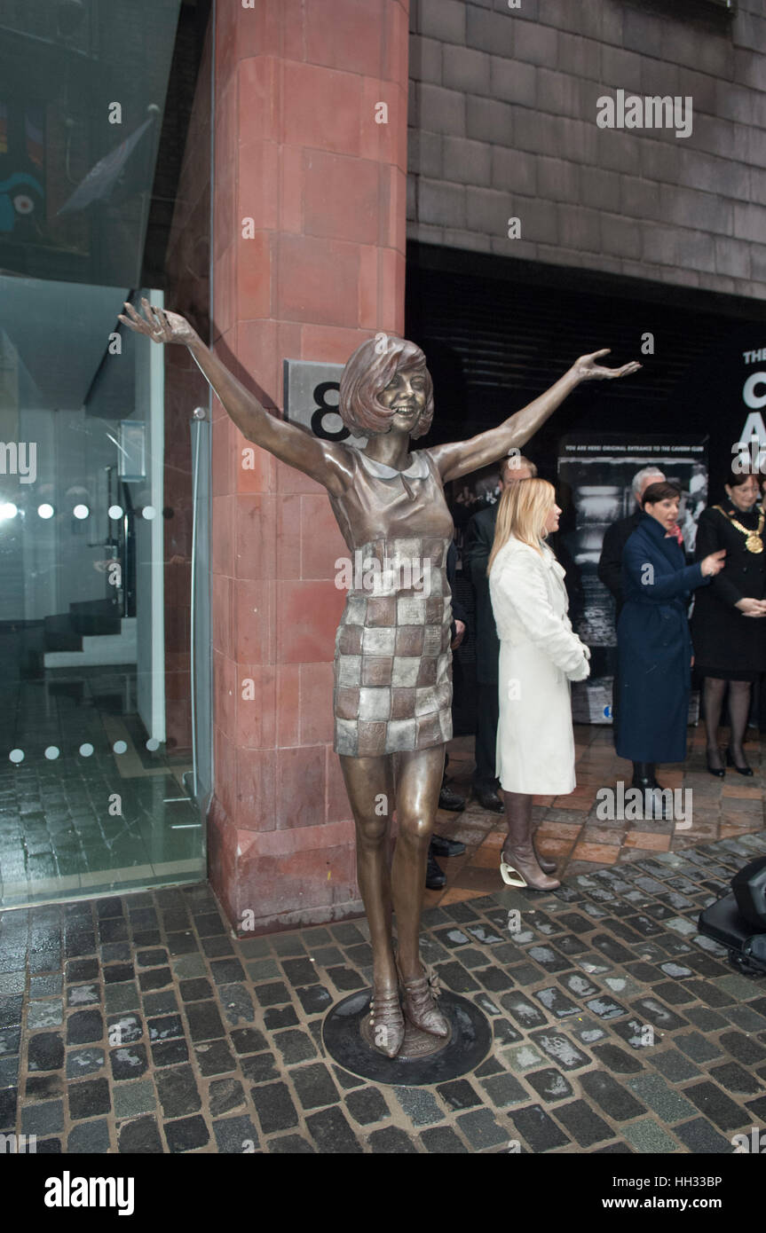 Liverpool, Royaume-Uni. 16 janvier 2017. Artiste, Emma Rodgers, assiste à l'inauguration d'une sculpture en bronze, elle a créé de Liverpool et le chanteur star, Cilla Black, en dehors de la Cavern Club à Matthew Street, Liverpool. Coïncidant avec le 60e anniversaire du Cavern Club, la statue a été commandée par ses trois fils, Robert, Ben et Jack Willis, et créés par des artistes Emma Rodgers et Andy Edwards, la statue a été donné à la ville de Liverpool. © Paul Warburton Banque D'Images