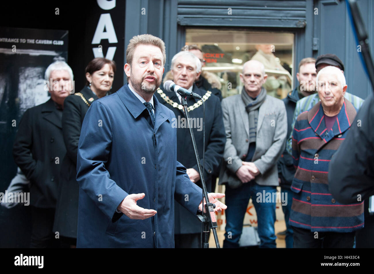 Liverpool, Royaume-Uni. 16 janvier 2017. Robert Willis, fils de feu star, Cilla Black, assister à l'inauguration d'une sculpture en bronze de la chanteuse de Liverpool et star en dehors de la Cavern Club dans la région de Matthew Street, Liverpool. Coïncidant avec le 60e anniversaire du Cavern Club, la statue a été commandée par ses trois fils, Robert, Ben et Jack Willis, et créés par des artistes Emma Rodgers et Andy Edwards, la statue a été donné à la ville de Liverpool. © Paul Warburton Banque D'Images