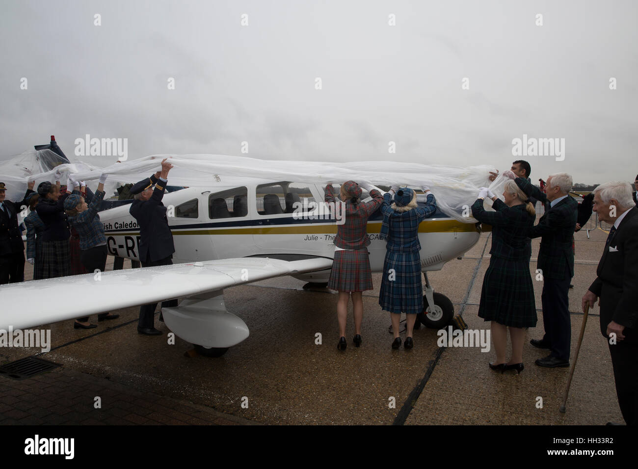 Biggin Hill, Royaume-Uni. 16 janvier 2017. L'avion, un Piper Archer 4 places/formateur tourer, a été nommée "Julie - l'esprit de BCAL' dans la célébration de la vie de Julie Washington, un ancien membre du personnel de British Caledonian qui est décédé l'année dernière et a été soigné à la Phyllis Tuckwell Hospice Care Centre. Credit : Keith Larby/Alamy Live News Banque D'Images