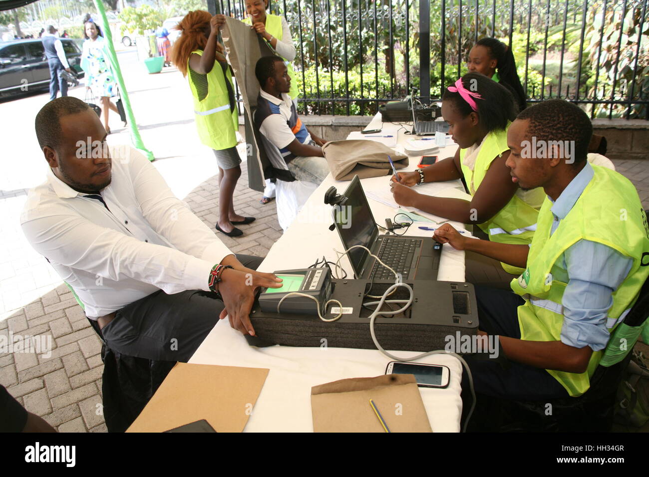 Nairobi, Kenya. 16 janvier, 2017. L'électeur appuie sur ses doigts sur une machine d'avoir ses détails biométriques capturées à un centre d'enregistrement des électeurs à Nairobi, Kenya, le 16 janvier 2017. Finale du Kenya kick-off de l'enregistrement des électeurs ciblera six millions de nouveaux électeurs, le corps électoral a dit dimanche. Les 30 jours d'enregistrement des électeurs de masse à l'échelle nationale se déroule du 16 janvier au 14 février. Crédit : Charles Onyango/Xinhua/Alamy Live News Banque D'Images