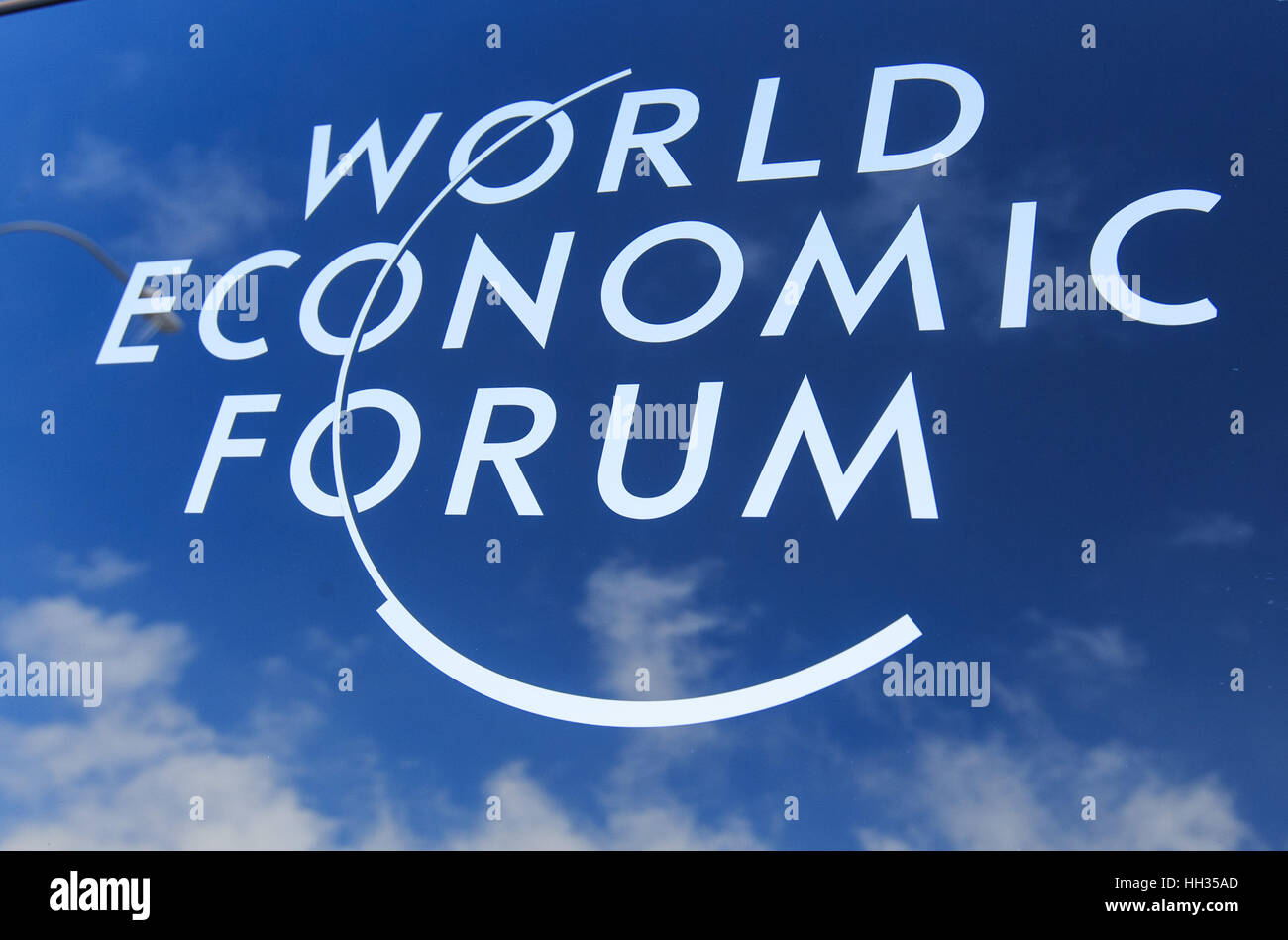 Davos. 16 janvier, 2017. Photo prise le 16 janvier 2017 montre le logo du Forum économique mondial (WEF) à Davos, en Suisse. Credit : Xu Jinquan/Xinhua/Alamy Live News Banque D'Images