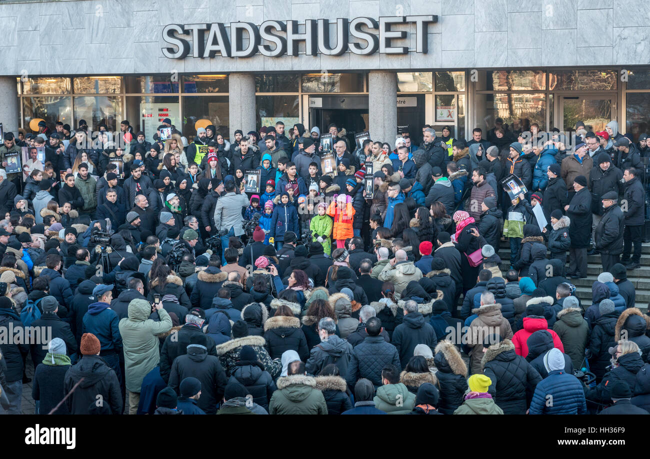 Malmö, Suède. 16 janvier, 2017. La ville choquée par le meurtre d'un garçon de 16 ans à l'Hôtel de Ville rassemblement pour une manifestation contre la violence. Credit : Tommy Lindholm/Alamy Live News Banque D'Images