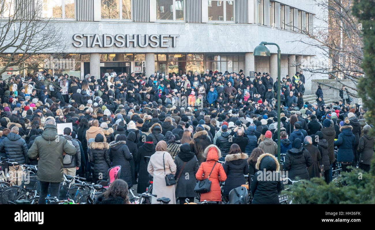 Malmö, Suède. 16 janvier, 2017. La ville choquée par le meurtre d'un garçon de 16 ans à l'Hôtel de Ville rassemblement pour une manifestation contre la violence. Credit : Tommy Lindholm/Alamy Live News Banque D'Images