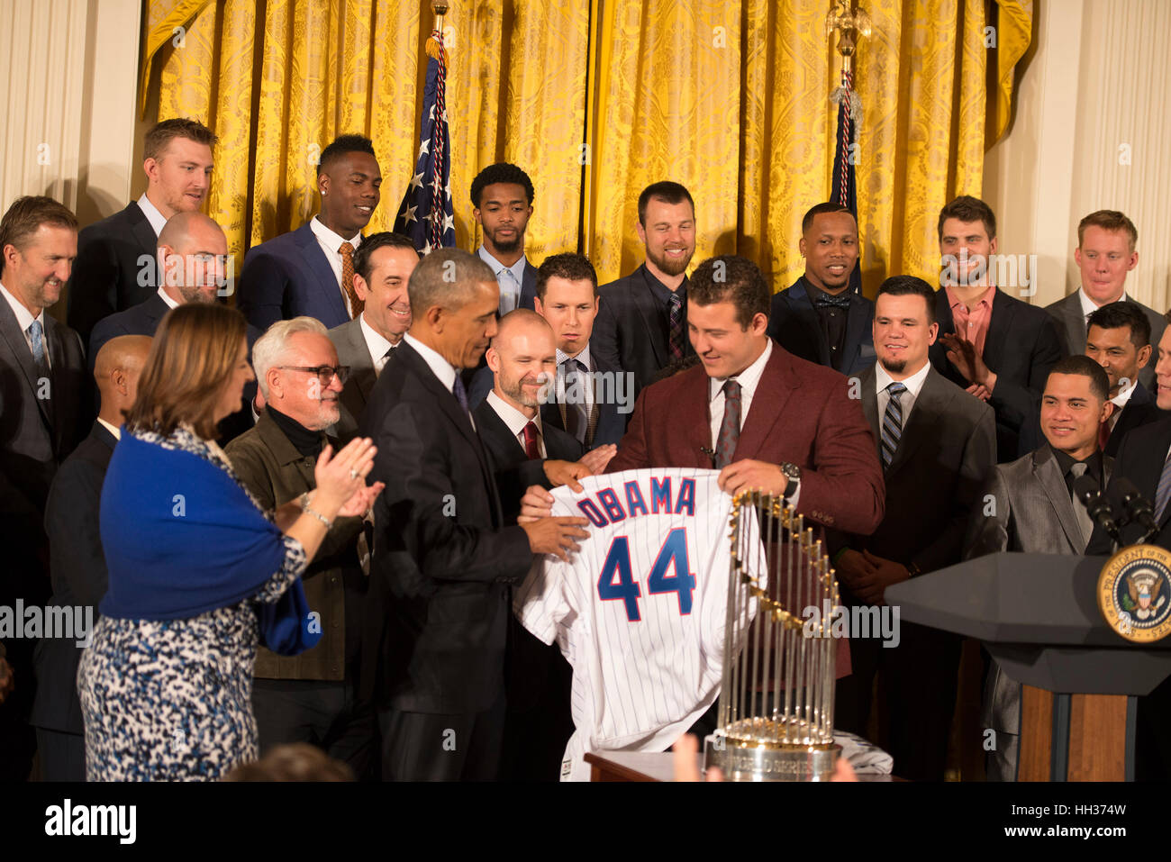 Washington,DC 16 janvier 2017,--Le président Barack Obama, dans l'une ses dernières fonctions officielles en tant que Président se félicite de la Série mondiale 2016, les Cubs de Chicago, à la Maison Blanche. Les Cubs ont présenté le président avec deux Cub autographiés, signé un champ Wrigley's d'un drapeau et d'une blague. Credit : Patsy Lynch/Alamy Live News Banque D'Images