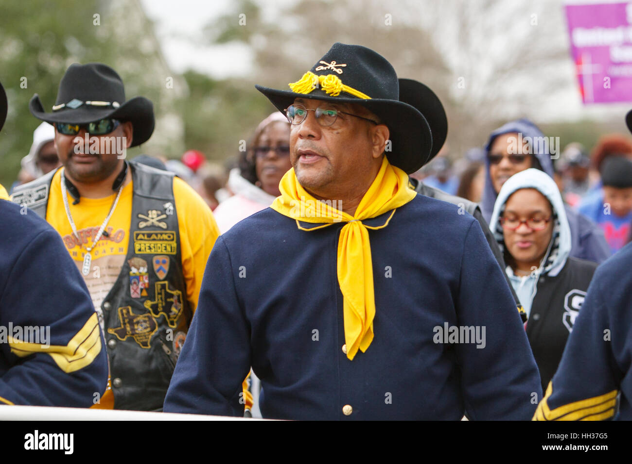 San Antonio, États-Unis d'Amérique. 16 janvier, 2017. Les membres du comté de Bexar (Texas), commémorant les soldats Buffalo 19e siècle calvaire Afro-Américains et des soldats d'infanterie, le long de la route pendant l'Assemblée Martin Luther King Jr. mars à San Antonio, Texas. Plusieurs milliers de personnes ont assisté à la 30e anniversaire de la ville de célébrer les droits civils américains mars, Martin Luther King, Jr. : Michael Crédit Argent/Alamy Live News Banque D'Images