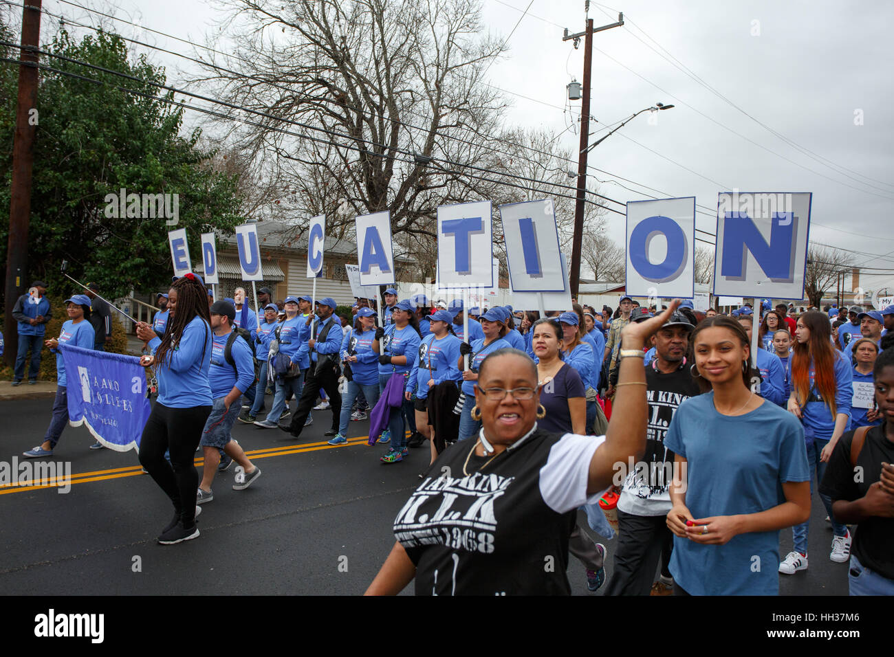 San Antonio, États-Unis d'Amérique. 16 janvier, 2017. Représentant les marcheurs (San Antonio, Texas) Alamo Collèges holding signs au cours de l'assemblée, Martin Luther King Jr. mars à San Antonio, Texas. Plusieurs milliers de personnes ont assisté à la 30e anniversaire de la ville de célébrer les droits civils américains mars, Martin Luther King, Jr. : Michael Crédit Argent/Alamy Live News Banque D'Images