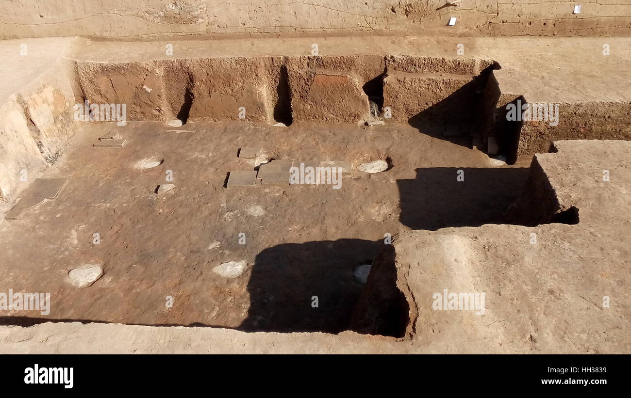 X'ian, la Chine. 17 janvier, 2017. Un sous-sol creusé à l'emplacement de l'ancienne ville de Yueyang dans le district de Yanliang Xi'an, capitale de la Province chinoise de Shaanxi nord-ouest. Yueyang est la capitale de l'état de Qin en 383-350 av. J.-C. Au cours de la période des Royaumes combattants (475-221 av. J.-C.). Les archéologues ont découvert les sous-sols et cookstoves dans le palais royal, et de nombreux vestiges dans leurs fouilles. Source : Xinhua/Alamy Live News Banque D'Images