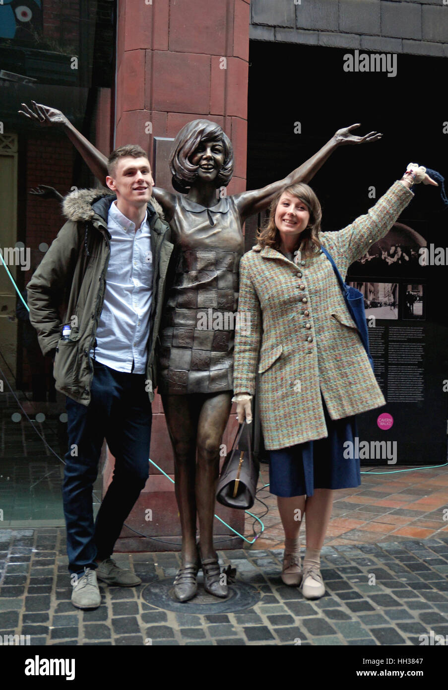 Liverpool, Royaume-Uni. 16 janvier, 2017. Une grande statue en bronze de Cilla Black a été dévoilée sur Mathew Street, Liverpool pour célébrer le 60e anniversaire de la Cavern Club. La statue a été offerte à la ville de Liverpool par Cilla, trois fils, qui ont assisté à l'inauguration. Deux membres du public se tiennent de chaque côté de la statue. Credit : Pak Hung Chan/Alamy Live News Banque D'Images