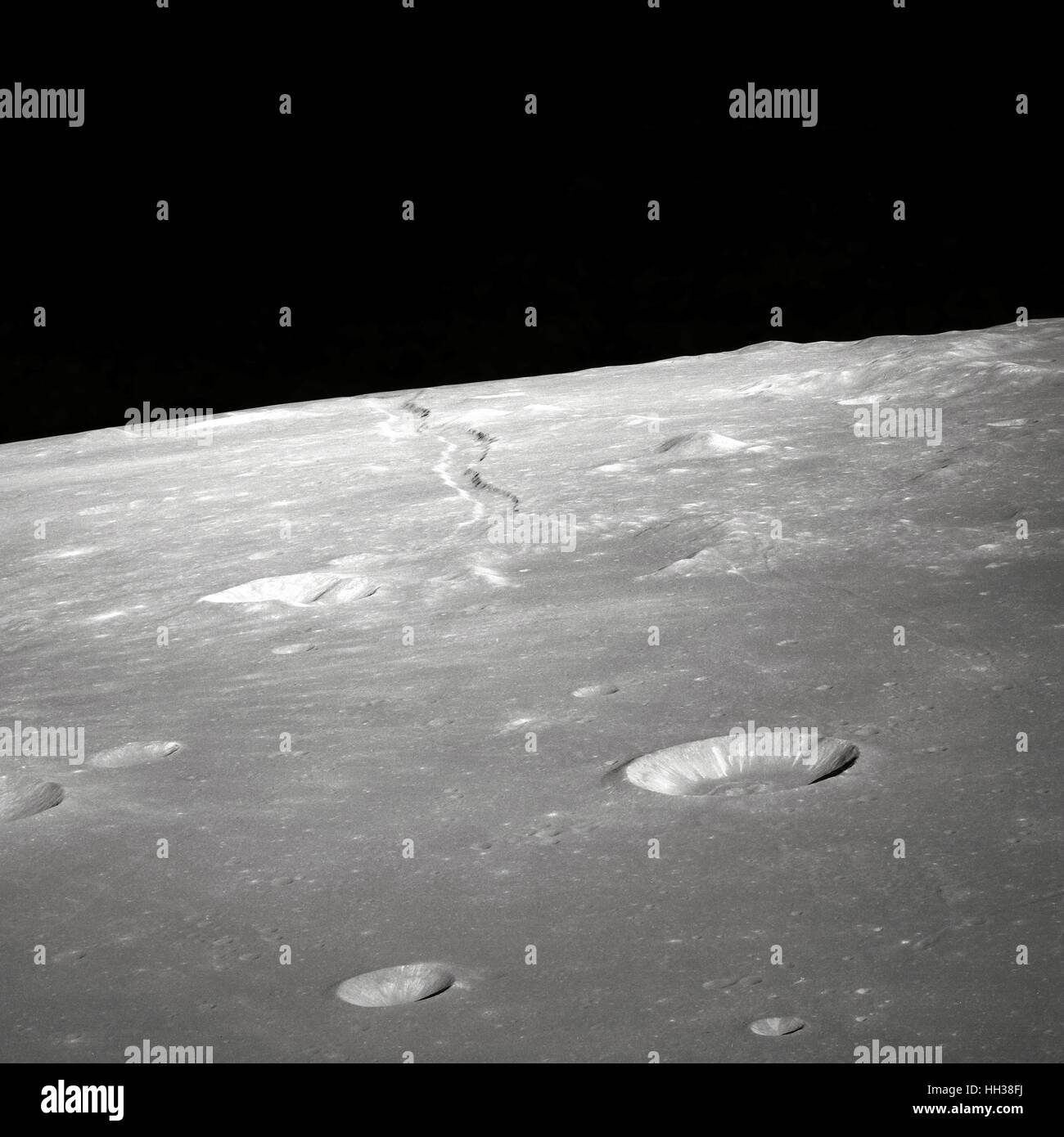 Mai, 1969. Cette vue oblique avant élevée de Rima Ariadaeus sur la lune a été photographiée par l'équipage d'Apollo 10. Les coordonnées du centre sont situés à 17 degrés, 5 minutes de longitude est et 5 degrés, 0 minutes de latitude nord. L'équipage d'Apollo 10 en vue d'une caméra 70mm à la surface de l'orbite lunaire pour une série d'images de cette zone. Credit : NASA via CNP /MediaPunch Banque D'Images