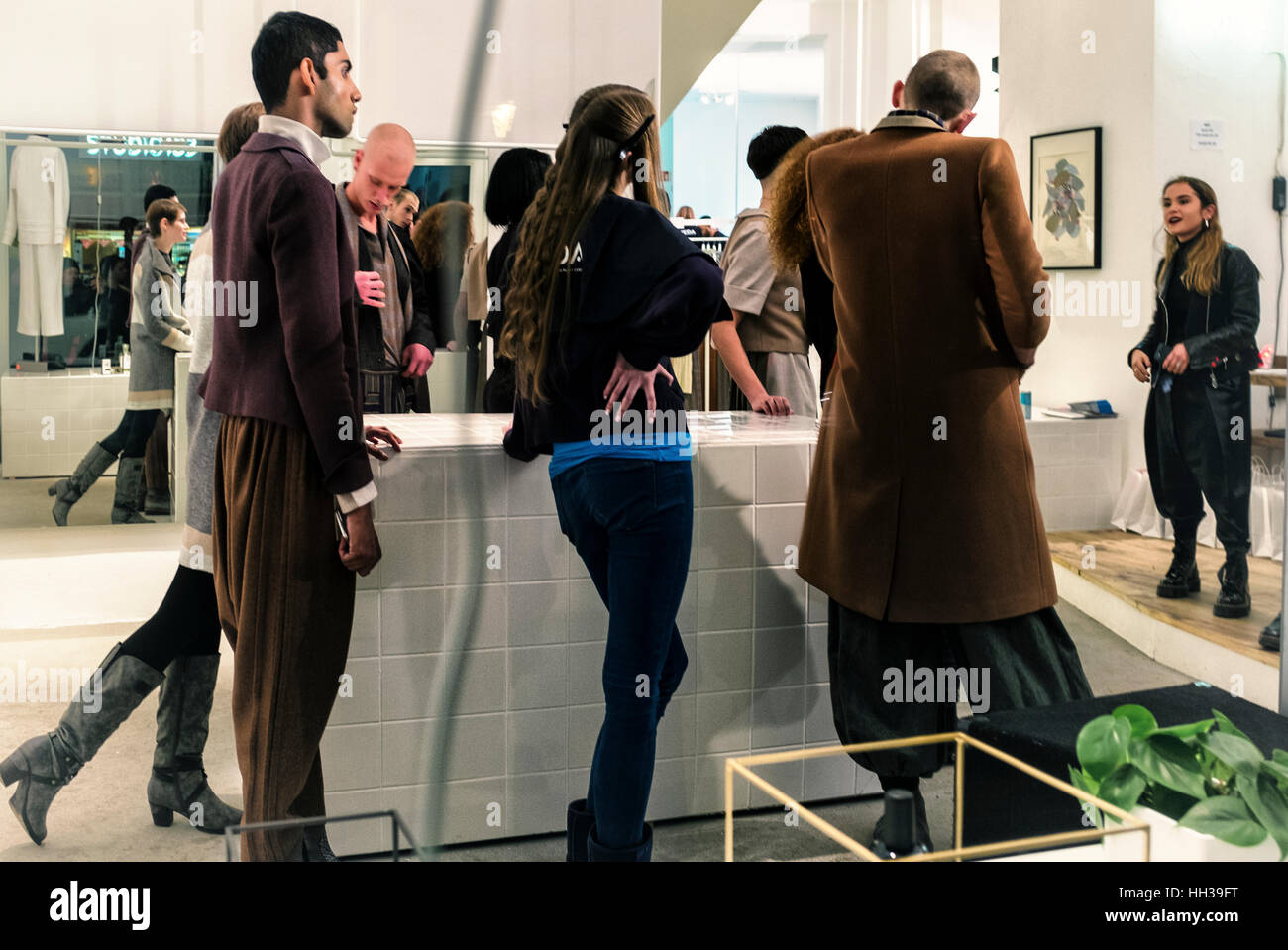 Berlin, Allemagne, le 16 janvier 2017. Berlin accueille la Fashion Week 2017. Mitte boutiques étaient occupés à préparer aujourd'hui et de modèles ont été en répétition au Studio 183, alors qu'ils se préparaient pour la présentation de New York concepteur Anissa Aida's AW17 collection "l'Afrique à travers le miroir".La Semaine de mode annuel est parrainé par Mercedes-Benz et cette saisons spectacles et présentations sera accueillie à la Chambre les collectionneurs et à un nouveau lieu, l'edgy Kaufhaus Jandorf. Eden Breitz/Alamy Live News. Banque D'Images