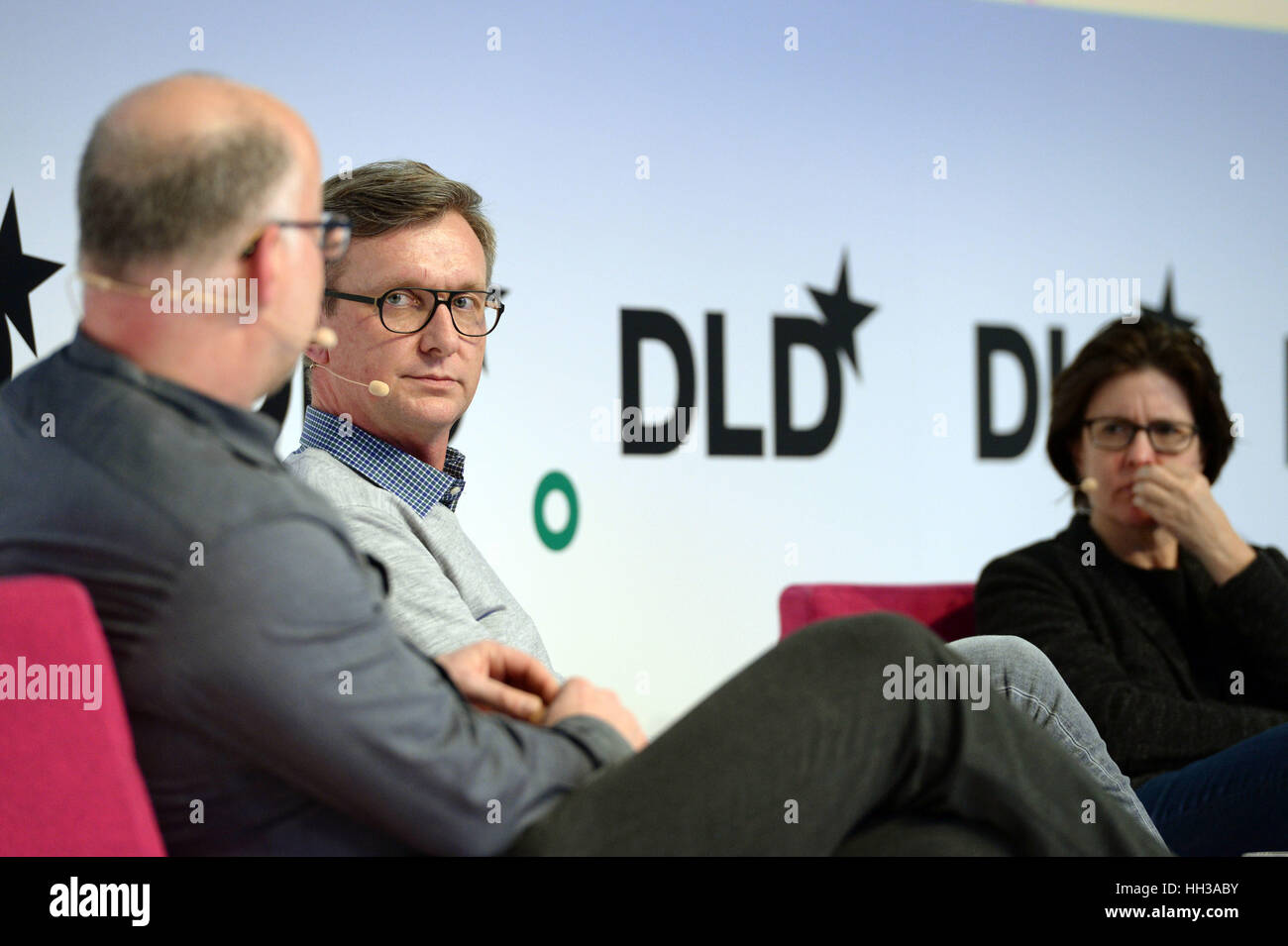 Munich, Allemagne. 16 janvier, 2017. MUNICH/ALLEMAGNE - 16 janvier : (l.-r.) Ludwig Siegele (The Economist), Jochen Wegner (Zeit Online) et Kara Swisher (ReCode) parler lors d'un panel de discussion de la DLD17 (Digital-Life-Design) conférence à l'Alte Bayerische Staatsbank le 16 janvier 2017 à Munich, Allemagne. DLD est la grosse innovation Conférence sur Digital-Life-Design. (Photo : Photo de l'alliance/Andreas Gebert) | dans le monde d'utilisation/dpa/Alamy Live News Banque D'Images