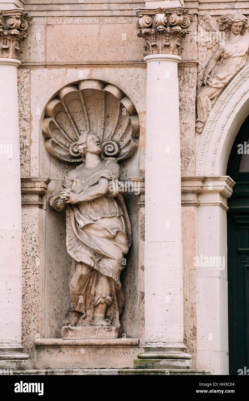 Riga, Lettonie. Fermer la vue de l'ancienne statue en pierre calcaire de style baroque sur la façade de l'Eglise Saint-Pierre, célèbre monument architectural et historique. Banque D'Images