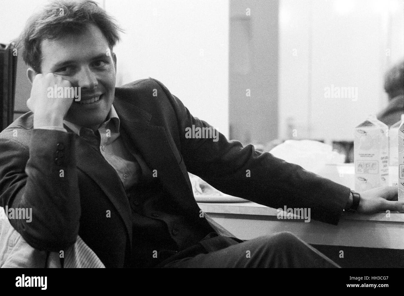 Comédien acteur Rik Mayall backstage à Worthing UK 1985 Banque D'Images
