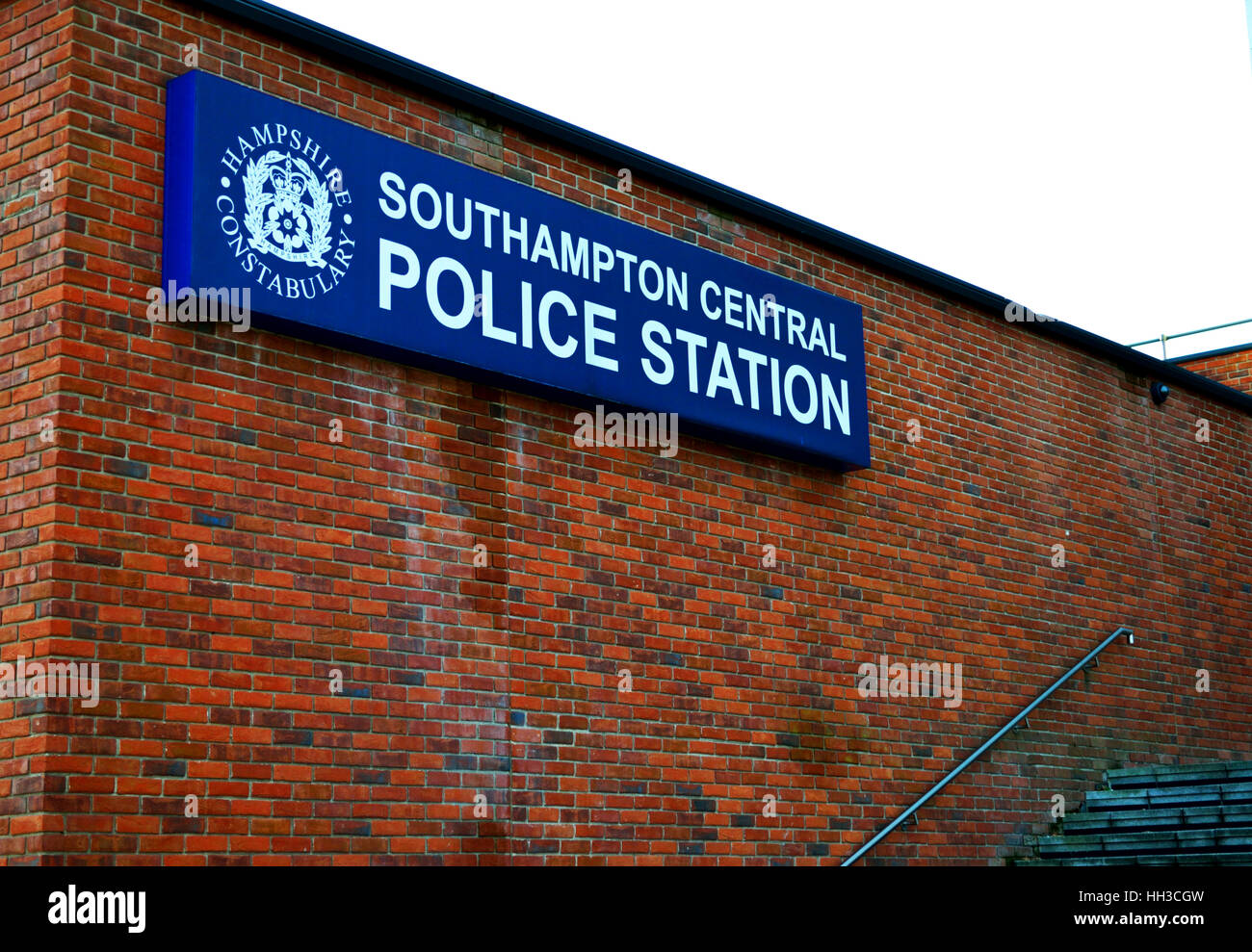 Panneau à l'extérieur du poste de police central de Southampton, Southampton, Angleterre, Royaume-Uni Banque D'Images