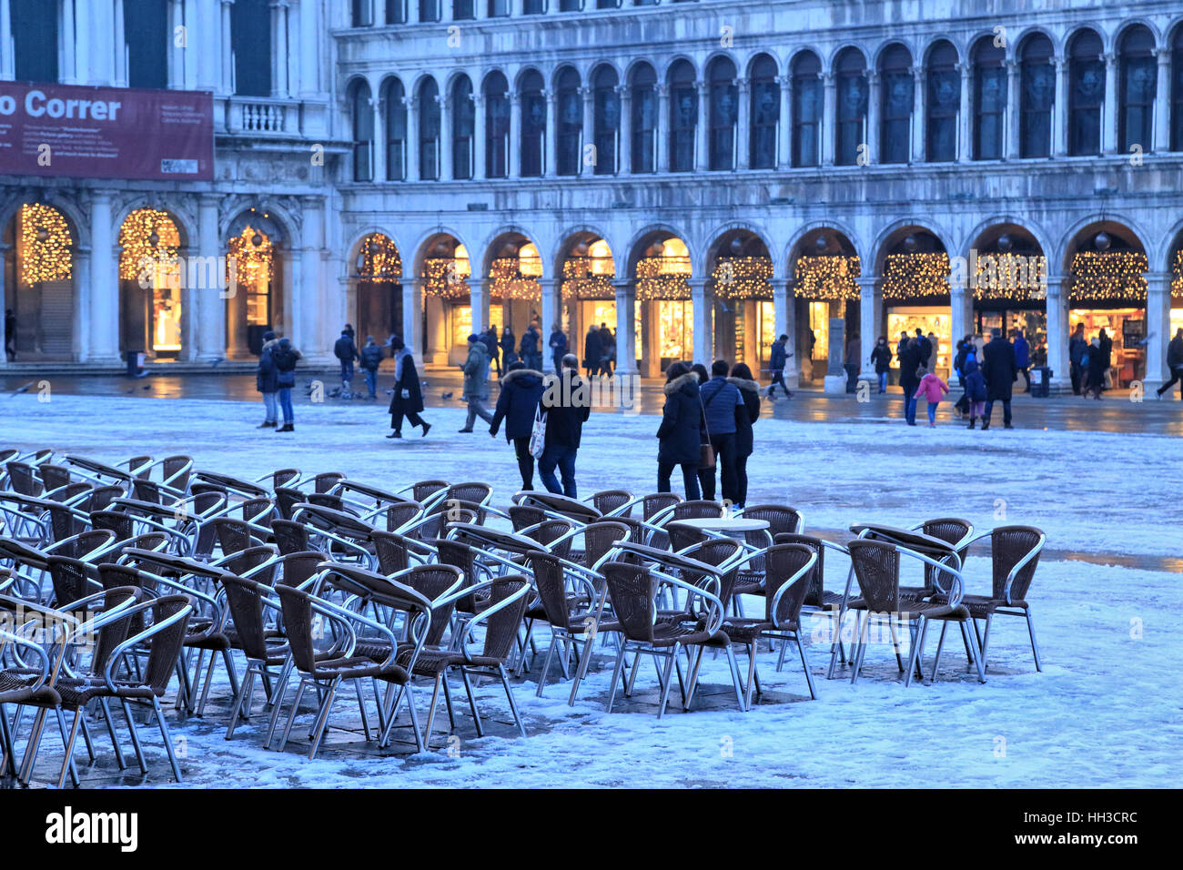 Neige au Café Florian, la Place Saint-Marc, Venise, Italie, en hiver. Banque D'Images