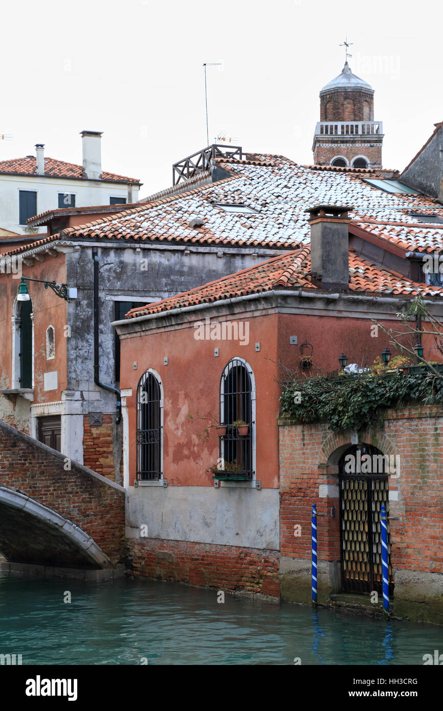 Scène d'hiver avec canal de toits couverts de neige à Venise Italie Banque D'Images