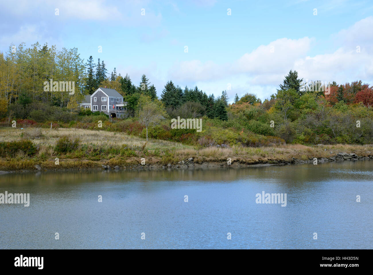 Baraque en bois gris près de la côte du Maine en milieu rural pendant une Nouvelle Angleterre automne Banque D'Images