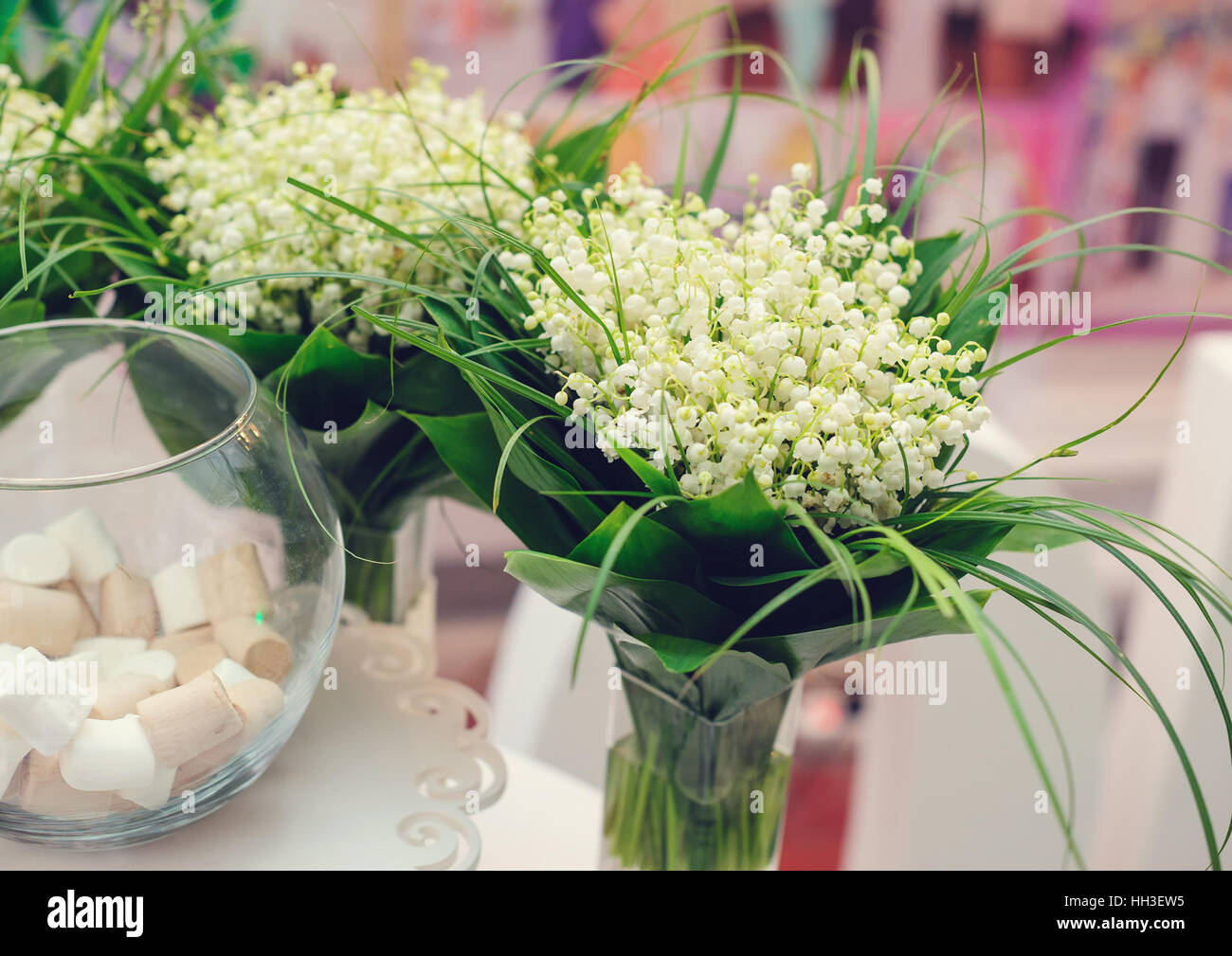De magnifiques bouquets de Lily Valley sur table de mariage Banque D'Images