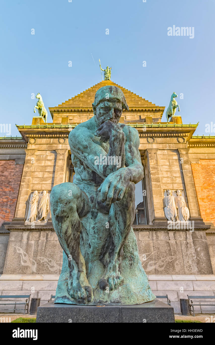 En dehors de la statue Le Penseur Ny Carlsberg Glyptotek, un musée d'art à Copenhague, Danemark. Banque D'Images En dehors de la statue Le Penseur Ny Carlsberg Glyptotek, un musée d'art à Copenhague, Danemark. Banque D'Images
