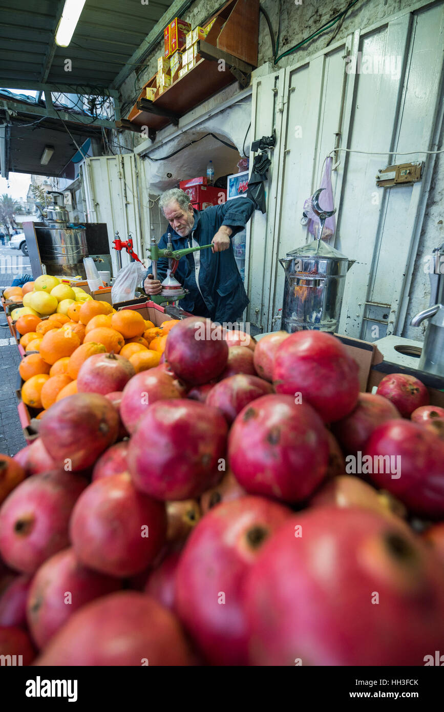 Vendeur des produits frais jus de grenade, Jérusalem, Israël. Banque D'Images