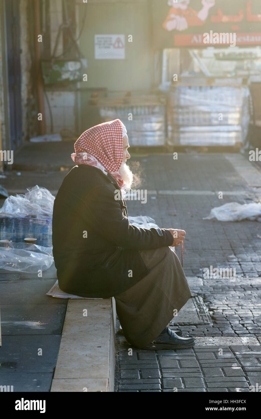 Un palestinien dans la rue près de la porte de Damas, Jérusalem, Israël, Moyen Orient. Banque D'Images