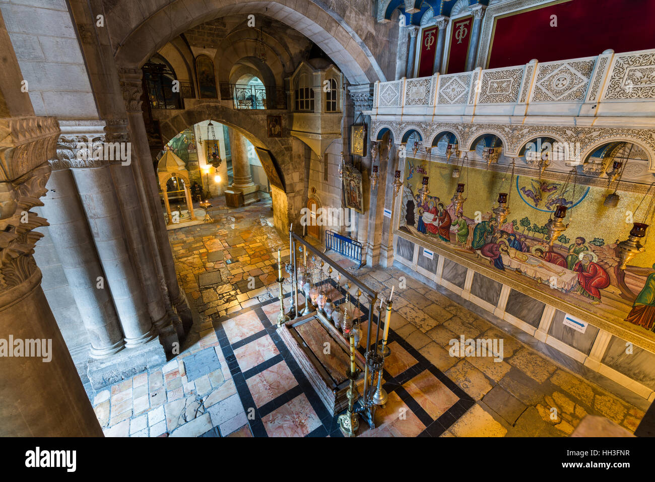 Intérieur de l'église du Saint Sépulcre, la pierre de l'onction, Jérusalem, Israël Banque D'Images