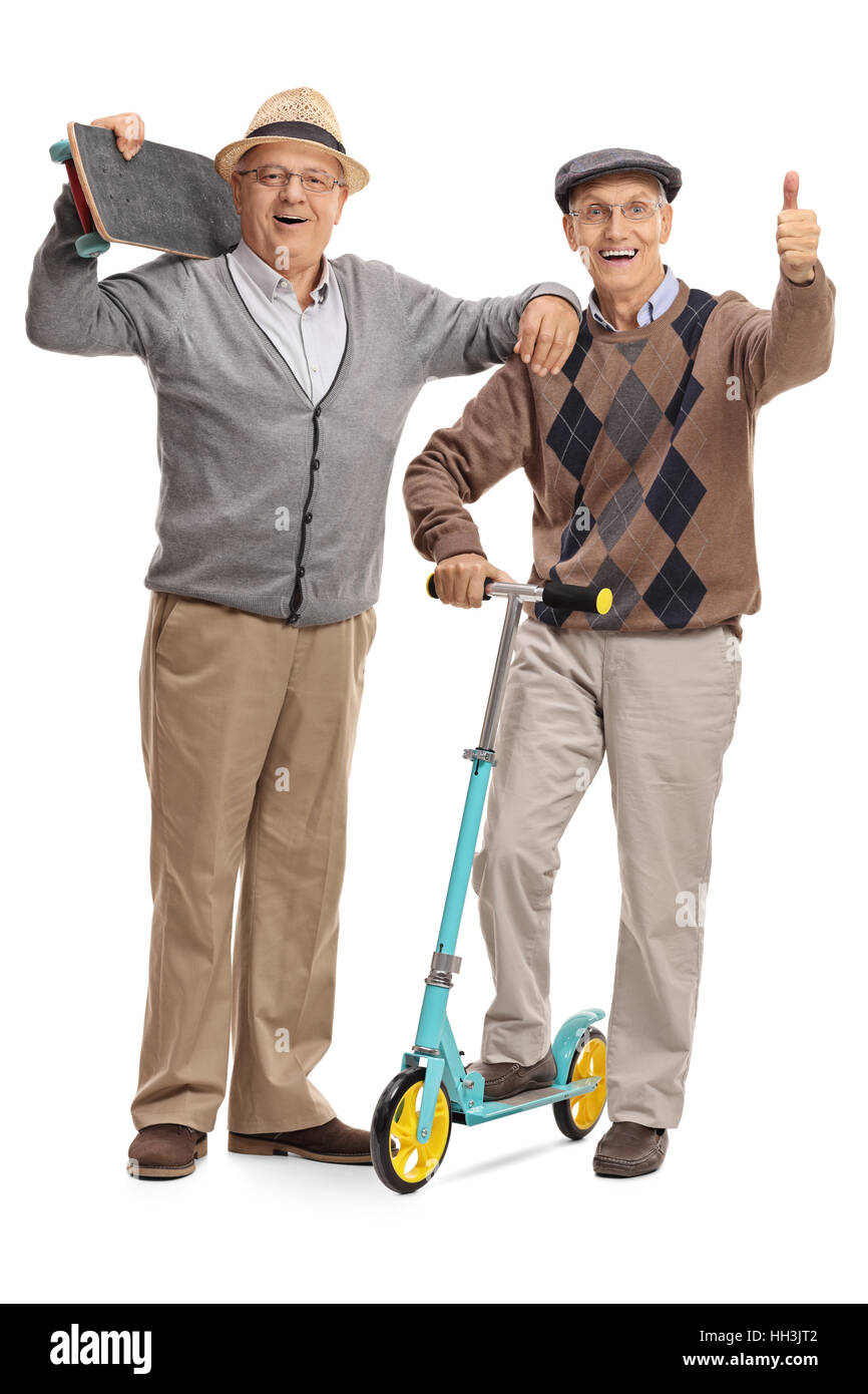 Portrait d'un homme mûr avec une planche à roulettes et un autre homme avec un scooter donner un pouce vers le haut isolé sur fond blanc Banque D'Images