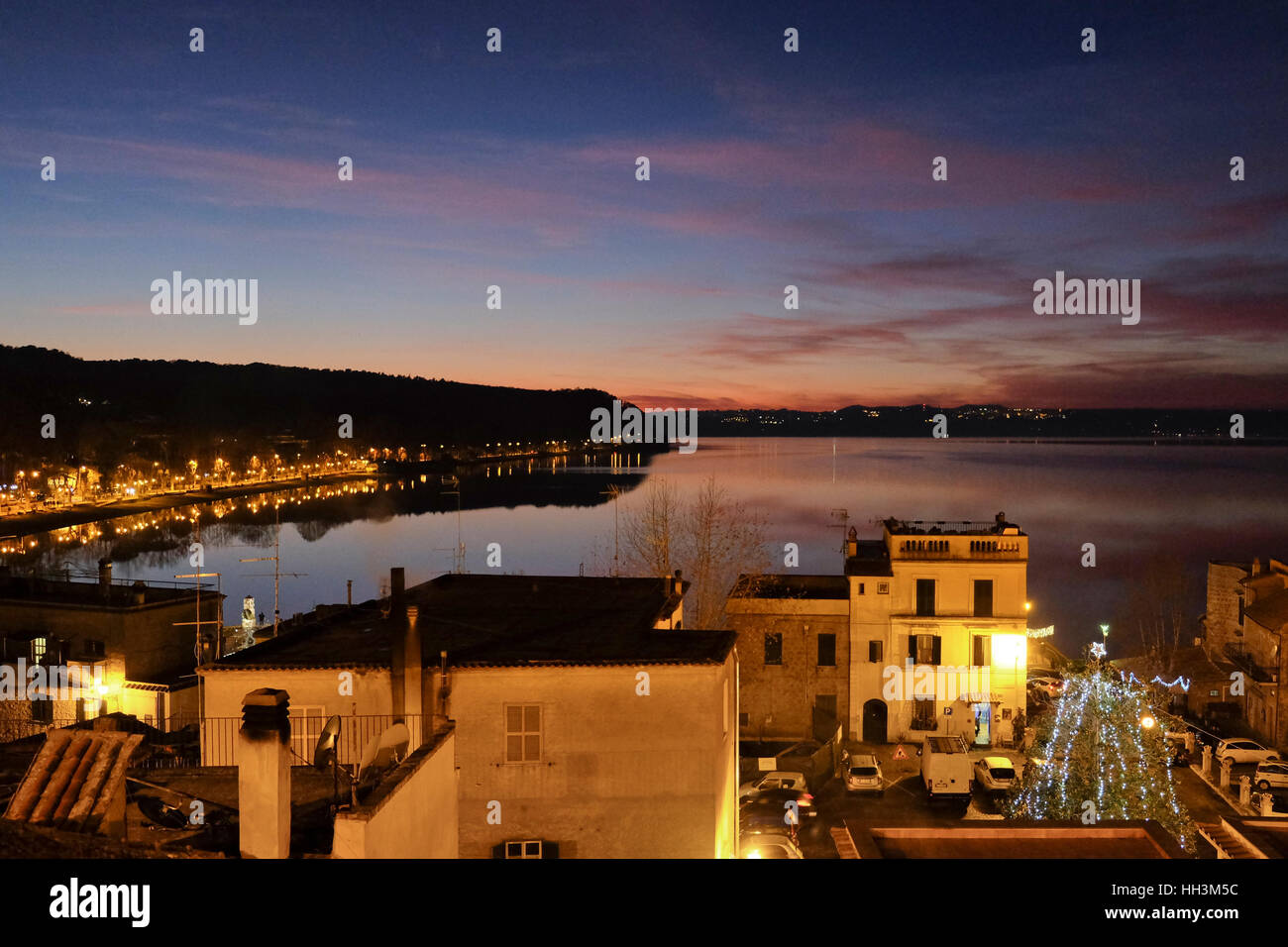 Coucher du soleil sur le lac à Trevignano Romano, Rome Banque D'Images