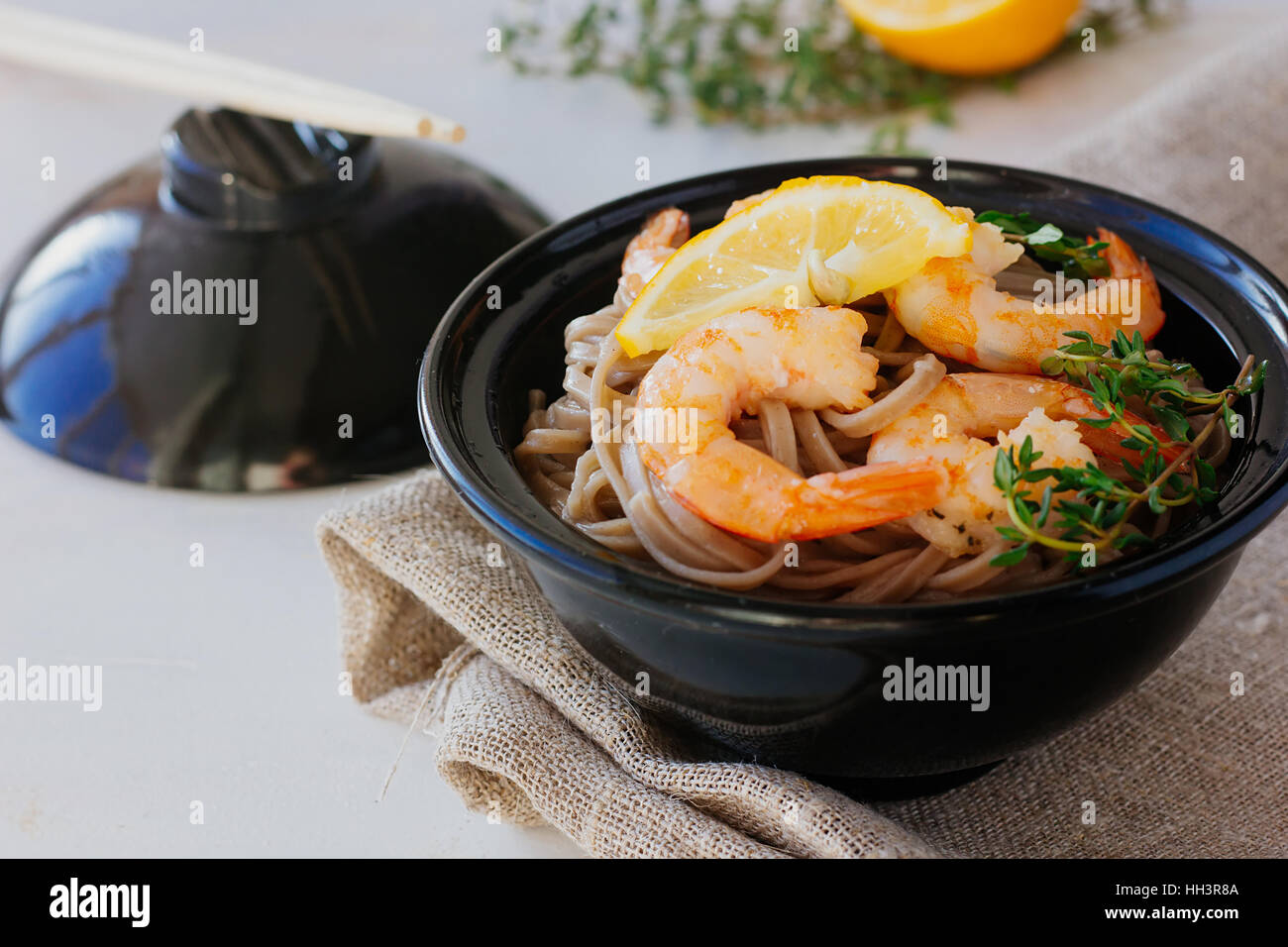 Crevettes grillées avec Soba dans un bol selective focus Banque D'Images