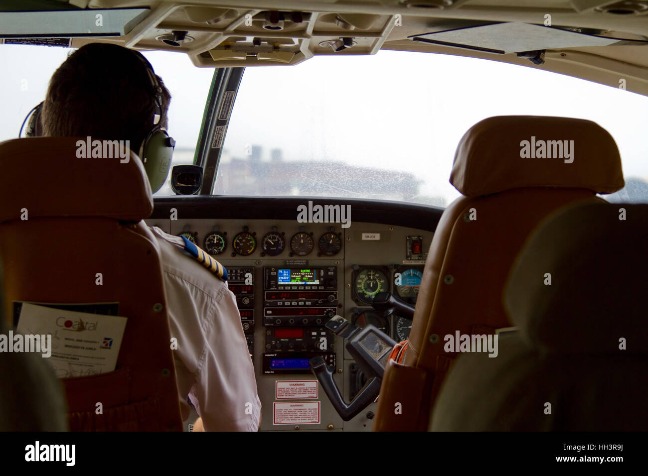 Selous, Tanzanie - le 20 janvier 2015 : coup d'un poste de pilotage en vol Coastal Airways Cessna C208B avec un pilote d'avion Banque D'Images